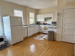 242 Brown St, Unit 242 in Waltham, MA - Building Photo - Building Photo
