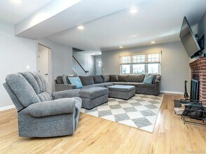 17 Winans Pl in Locust Valley, NY - Building Photo - Building Photo