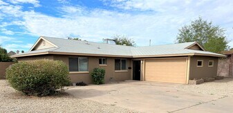2443 E Marmora St in Phoenix, AZ - Building Photo
