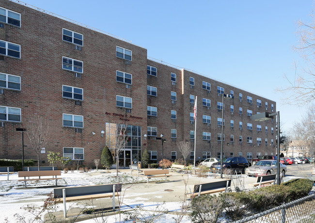 Peternana Terrace in Freeport, NY - Foto de edificio - Building Photo