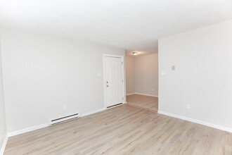 554-556 Broad St in Portsmouth, VA - Building Photo - Interior Photo