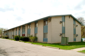 Woodcreek Apartments in Ypsilanti, MI - Building Photo - Building Photo