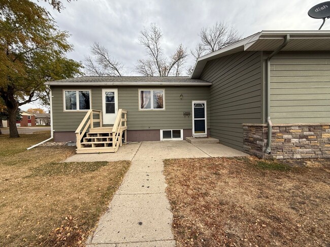1001 11th St SE in Jamestown, ND - Building Photo - Building Photo