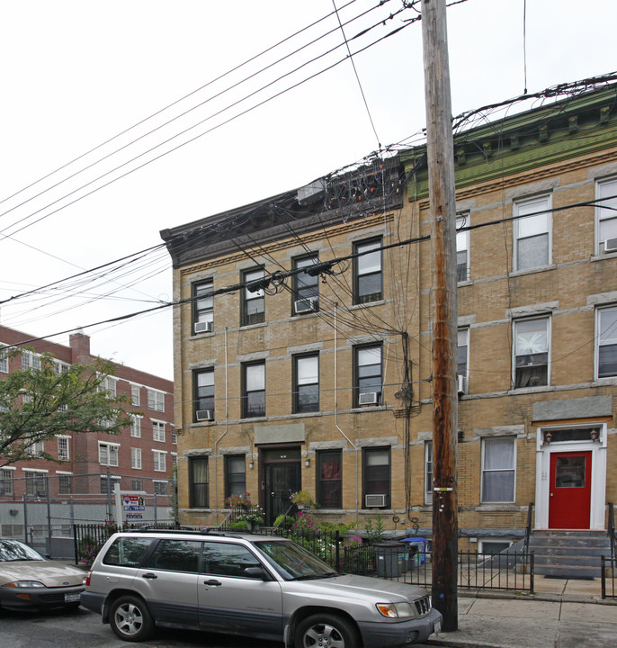 17-21 Menahan St in Ridgewood, NY - Building Photo