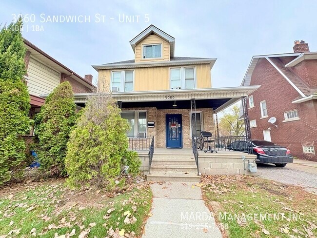 3060 Sandwich St. in Windsor, ON - Building Photo - Building Photo
