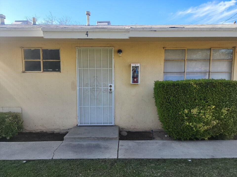 1210 Oregon St in Bakersfield, CA - Building Photo