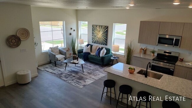 property at 658 Leland Aly
