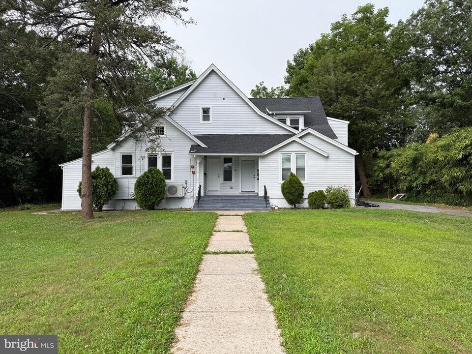 42 N Cove Rd in Merchantville, NJ - Building Photo