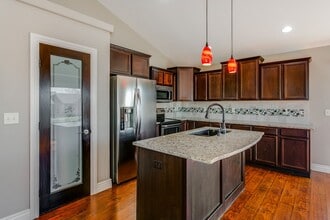 10437 E Fawn Grove Ct in Wichita, KS - Foto de edificio - Building Photo