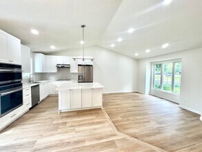 1084 Hummingbird Ln in Eagan, MN - Foto de edificio - Building Photo