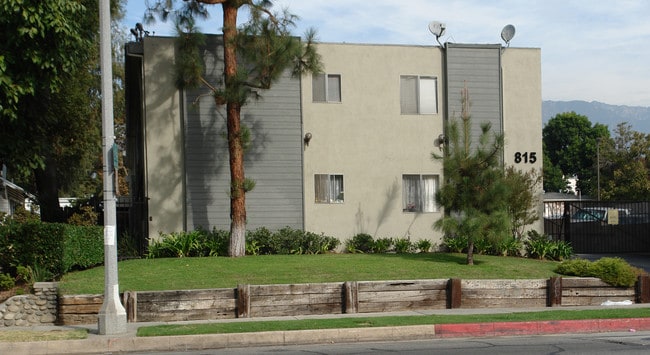 815 E Villa St in Pasadena, CA - Foto de edificio - Building Photo
