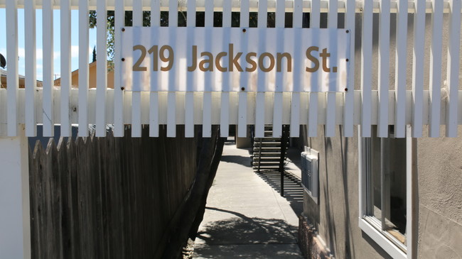 219 Jackson Avenue Apartments in Redwood City, CA - Building Photo - Building Photo