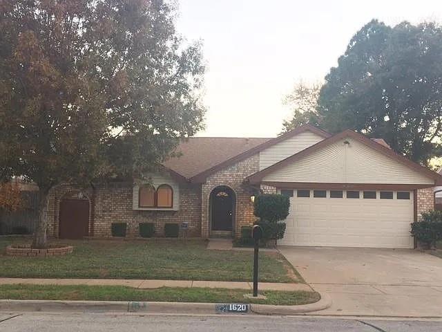 1620 Knoxville Dr in Bedford, TX - Building Photo