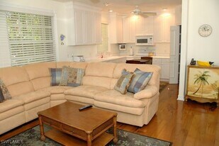 590 E Lake Dr in Naples, FL - Building Photo