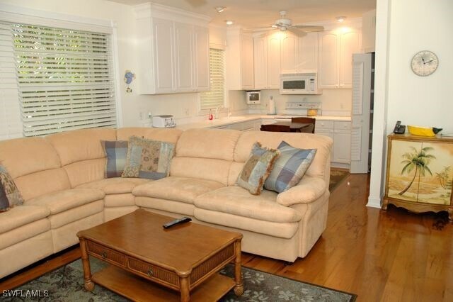 590 E Lake Dr in Naples, FL - Foto de edificio