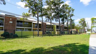 Retreat on Rosslyn in Houston, TX - Building Photo