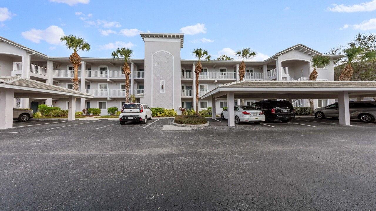 7815 Regal Heron Cir in Naples, FL - Building Photo