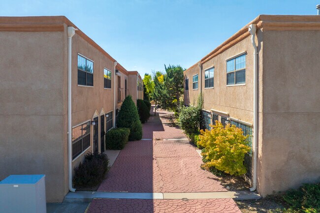 Casa Ladera Condominiums in Albuquerque, NM - Building Photo - Building Photo