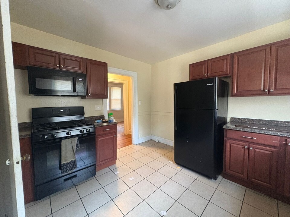 1251 Ella T Grasso Blvd, Unit 3 in New Haven, CT - Foto de edificio
