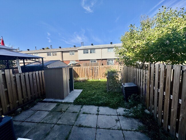 1466 Heatherington Rd in Ottawa, ON - Foto de edificio - Building Photo