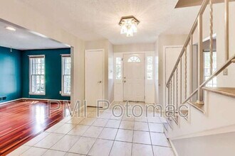 1718 Crestview Dr in Rockville, MD - Foto de edificio - Building Photo