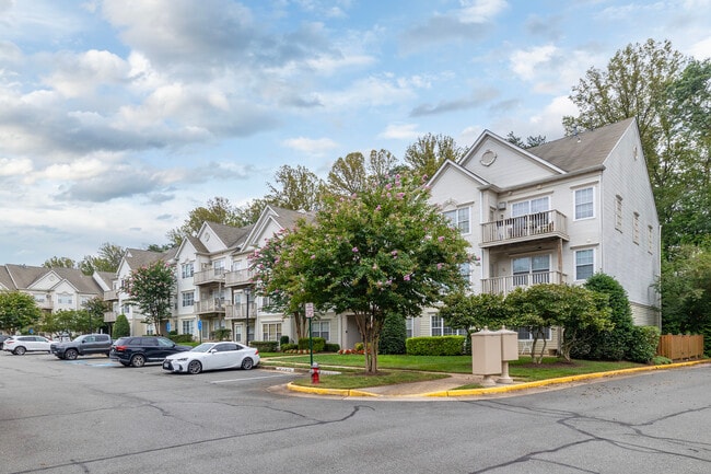 Cedar Lakes II Condominiums in Fairfax, VA - Building Photo - Building Photo