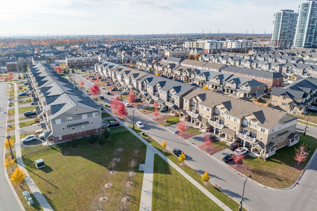 19 Great Gabe Cres in Oshawa, ON - Building Photo