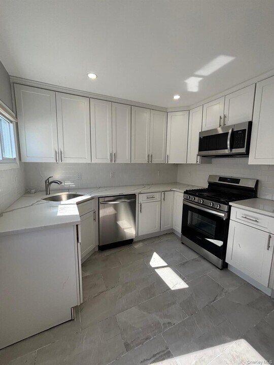 26 Adams St in Hicksville, NY - Building Photo