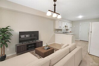 21 S Casa Linda St in McAllen, TX - Building Photo - Building Photo