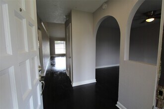 409 Riverbend St in Baytown, TX - Foto de edificio - Building Photo