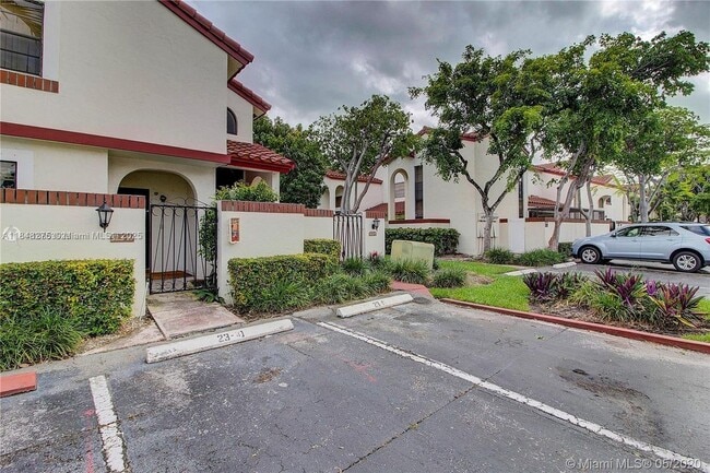 323 Ives Dairy Rd in Miami, FL - Building Photo - Building Photo