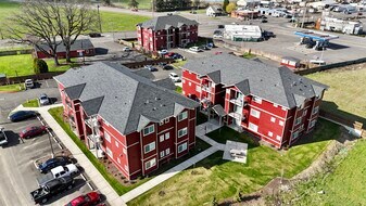 Colima Apartments in Molalla, OR - Building Photo