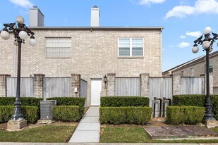 310 Wilcrest Dr in Houston, TX - Building Photo