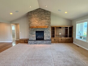 2778 SE Falcon View Dr in East Wenatchee, WA - Building Photo - Building Photo