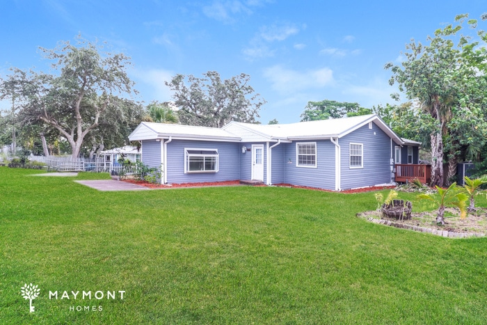 1306 Sutherland Dr in Palm Harbor, FL - Building Photo