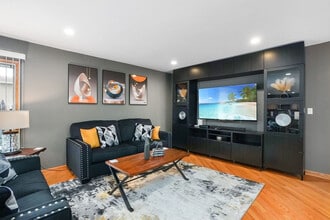 242 Banbury Ave in Elk Grove Village, IL - Building Photo - Building Photo