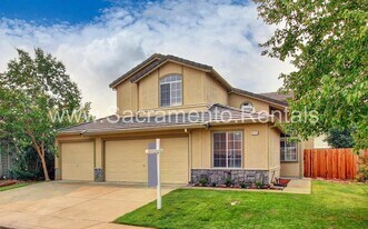 8772 Fallbright Way in Elk Grove, CA - Building Photo