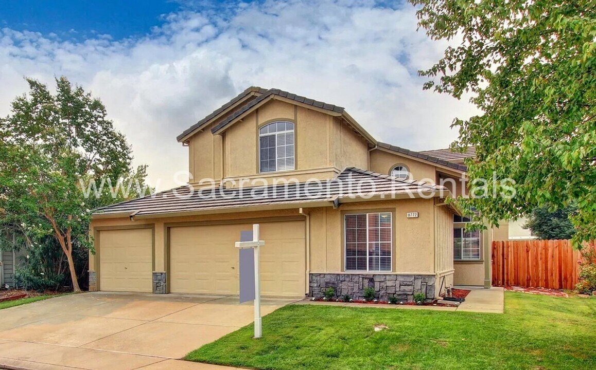 8772 Fallbright Way in Elk Grove, CA - Building Photo