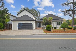 7920 Hembree Ln in Windsor, CA - Building Photo