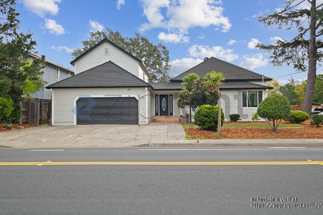 7920 Hembree Ln in Windsor, CA - Foto de edificio