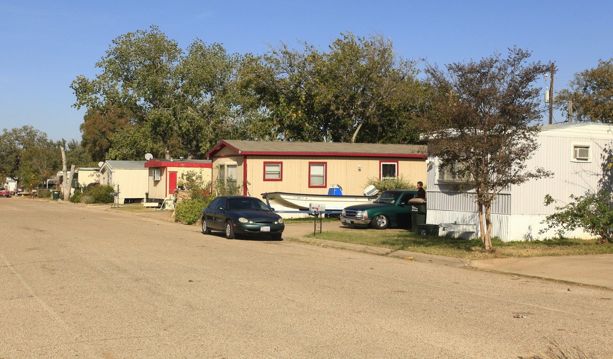 H & H Mobile Home Park in Georgetown, TX - Building Photo