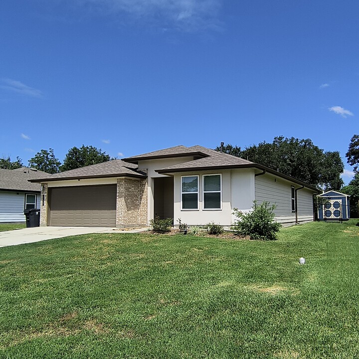 350 Silver Bridge Ct in Bridge City, TX - Building Photo