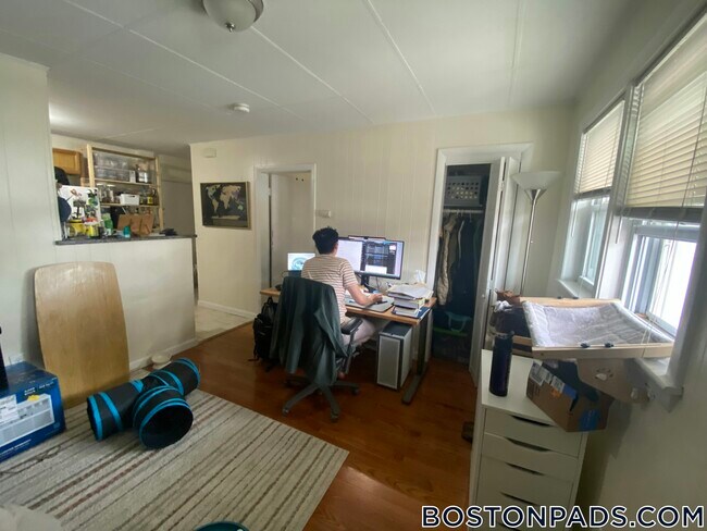 57 Cedar St, Unit 1 in Cambridge, MA - Building Photo - Building Photo