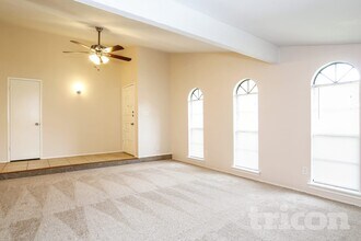 5655 Hardwood Forest Dr in Houston, TX - Foto de edificio - Building Photo