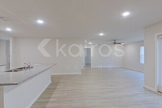 301 Monarch Ln in Pensacola, FL - Foto de edificio - Building Photo