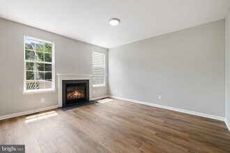 43391 Frenchmans Creek Terrace in Ashburn, VA - Foto de edificio - Building Photo