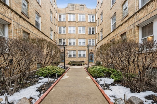 property at 844 W Ainslie St