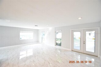 1019 Spindle Palm Way in Apollo Beach, FL - Building Photo - Building Photo