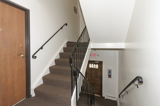 Hunt Club Aparments in Wheeling, IL - Building Photo - Interior Photo