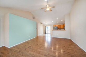 307 NW Angela Ln in Hillsboro, OR - Foto de edificio - Building Photo